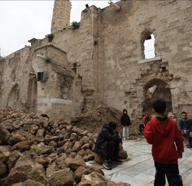 Palestinezët falën namazin e xhumasë së parë të Ramazanit në xhaminë historike të Gazës