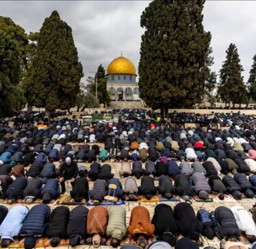 Për shkak të kufizimeve izraelite vetëm 80 mijë palestinezë falën namazin e xhumasë në Al-Aksa