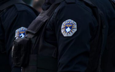Dy persona arrestohen, një në kërkim, për kërkesën e 100…
