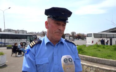 Rritet përdorimi i telefonit gjatë vozitjes: Policia gjobit 60 shoferë…