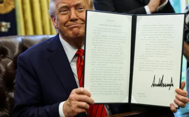 “Të huajt armiqësorë”: Trump po dëbon migrantët duke përdorur një…