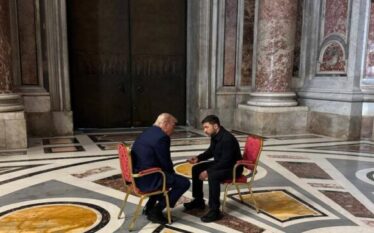 Trump me Zelenskyn në Vatikan negociojnë pa “tavolinë” del fotografia…