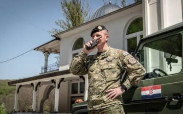 Ushtarët kroatë të KFOR-it patrullojnë në komunën e Prizrenit