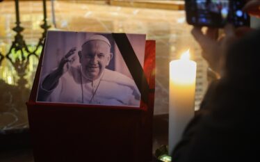 Vatikani: Varrimi i Papa Françeskut do të bëhet më 26…