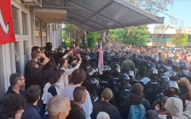 Policia intervenon para një fakulteti të bllokuar në Novi Sad,…