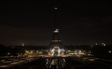Kulla Eifel “u errësua” për nder të Papa Françeskut të…