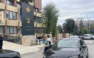 Bajrami dhe Kica-Xhelili tek Prokuroria Speciale, dorëzohet kallëzimi penal për…