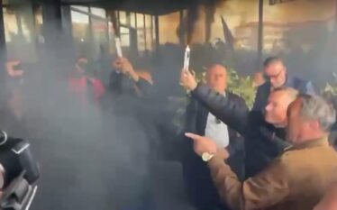 Veteranët e UÇK-se hedhin tymuese te hoteli ku erdhi kryetarja…