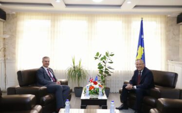 Hamza takon ambasadorin britanik, flasin për nevojën e krijimit të…