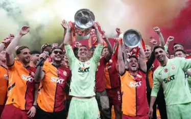 Galatasaray festoi titullin e kampionit me tifozët e tij