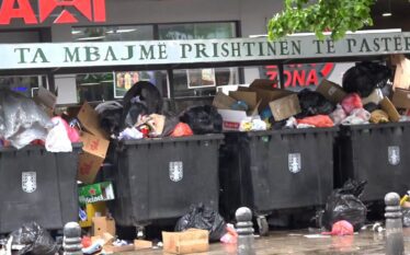 Prishtina ende e mbushur me bërllok, kontejnerët përplot