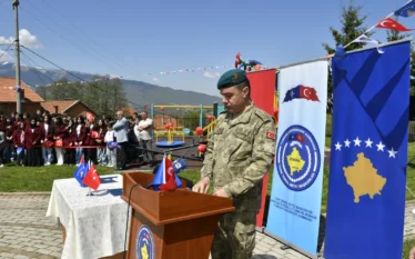 Ushtarët turq të KFOR-it ngrenë kënd lojërash për fëmijë në…