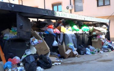 Prishtina e mbushur me bërllok, kontejnerët përplot, qytetarët të pezmatuar!