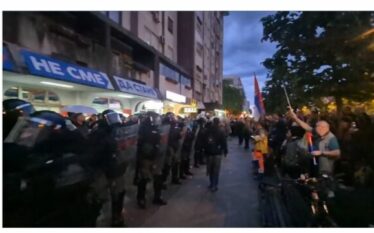 Përplasje në Novi Sad: Aktivistët e SNS sulmojnë protestuesit