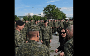 152 ushtarë të FSK’së nisen drejt SHBA’së, Osmani i përcolli…