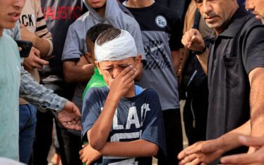 Fotoja e djalit palestinez që qan mbi trupat e vëllezërve…