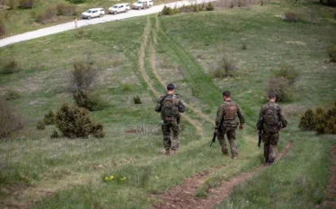 Ushtarët amerikanë dhe gjermanë patrullojnë përgjatë kufijve të Kosovës