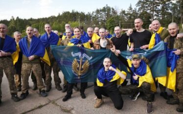 Ukraina dhe Rusia shkëmbejnë 800 të burgosur lufte
