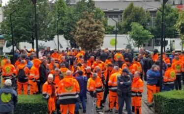 Punëtorët e “Pastrimit” në ditën e nëntë të grevës, qëndrojnë…