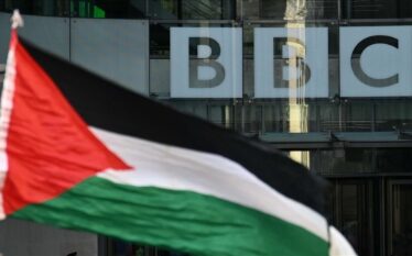 Aktivistët protestojnë jashtë zyrës së BBC-së në Londër për “fshehjen…