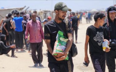 Palestinezët mblidhen në pikën e shpërndarjes së ndihmave në Gaza…