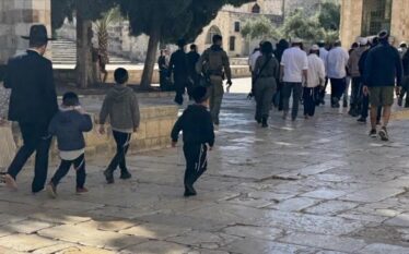 Qindra kolonë ekstremistë bastisin Xhaminë Al-Aksa nën mbrojtjen e policisë…