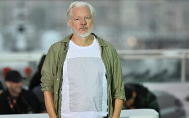 Assange merr pjesë në Kanë i veshur me bluzë me…