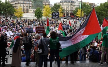 Protesta në Paris kundër islamofobisë dhe vrasjes së të rinjve…