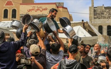 Shpërndahet ushqim për palestinezët që ndodhen nën sulmet dhe embargon…