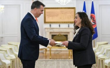 Osmani pranon letrat kredenciale nga ambasadori i ri i Hungarisë…