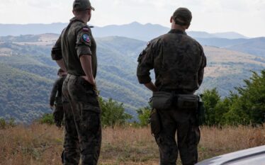 Ushtarët polakë të KFOR-it patrullojnë në kufirin me Serbinë