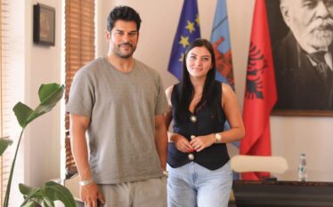 I shoqëruar nga bashkëshortja aktori turk, Burak Özçivit, zgjedh Vlorën…