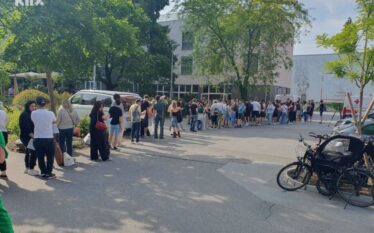 Solidaritet qytetar në vepër: Radhë të gjata në Graz për…