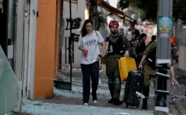 Rrugët e Tel Avivit në rrënoja pas sulmit, banorët të…