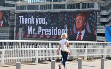Tel Avivi feston Trumpin: Pankarta të mëdha “Faleminderit, zoti President”…
