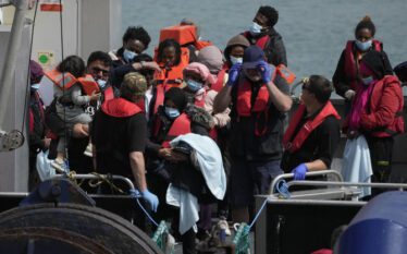 Kryeministri britanik Starmer planifikon zhvendosjen e migrantëve në Kosovë dhe…