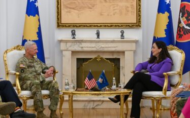 Presidentja takoi komandantin e Gardës Kombëtare të Iowas, flasin për…