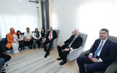 Presidentët Erdoğan dhe Aliyev vizituan një familje të prekur nga…
