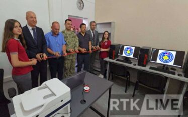 Ushtarët turq hapin kabinetin e informatikës në shkollën `Fatmir Berisha`