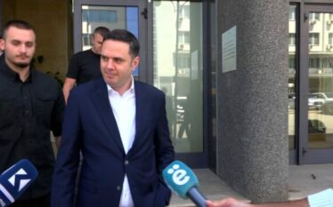 Abdixhiku pytetet për “njerëzit” që po ia çon Kurti për…