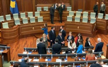 Kushtetuesja çarmatos VV’në për votimin e fshehtë, zgjedhja e kryetarit…