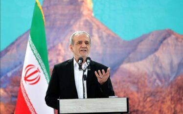 Presidenti i Iranit falënderon njerëzit për pjesëmarrjen në varrimin e…