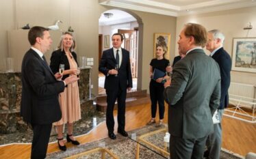 Kurti në drekë me pesë ambasadorë, ZKM: Diskutime për konstituimin…