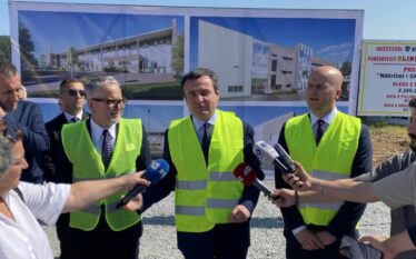 Kurti: Ata që vijnë në Kuvend, por bojkotojnë duke mos…