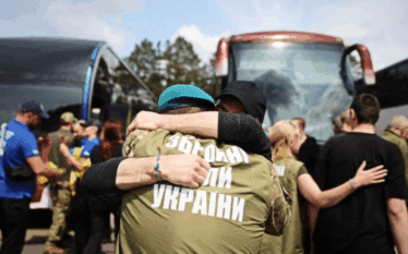 Rusia i kthen Ukrainës trupat e 1,200 ushtarëve të vrarë…