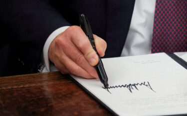 A e dini çfarë është “autopen” – mjeti që Trump…