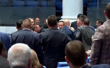 Përleshje në Parlamentin bullgar për shkak të futjes së euros…