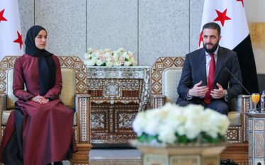 “Ajo jetoi me mua në shpella dhe në kotecë pulash,…