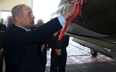 Netanyahu viziton pilotët izraelitë dhe përsërit mesazhin për qytetarët e…
