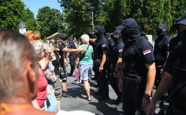 Në Beograd situata nuk po qetësohet: Që në mëngjes kanë…